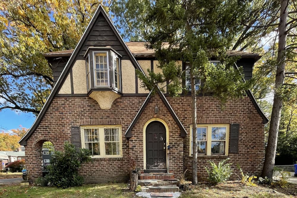 Springfield House | Comfortable Tudor next to all the w MA college’s . lake and park steps away, MGM