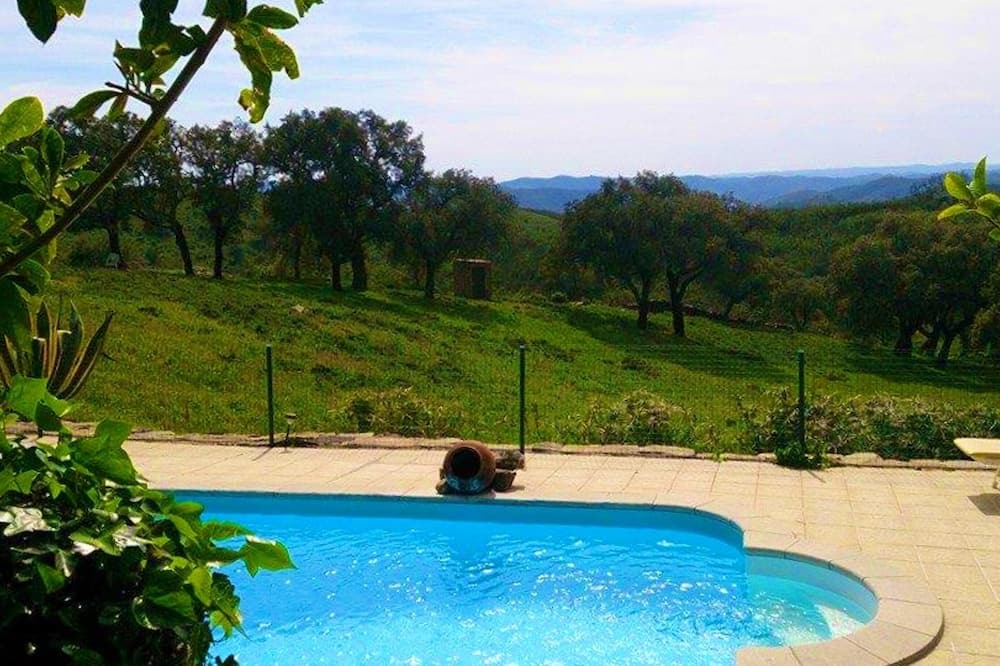 Sao Barnabe House | Homerez - Spacious house for 5 ppl. with shared pool at Almodovar