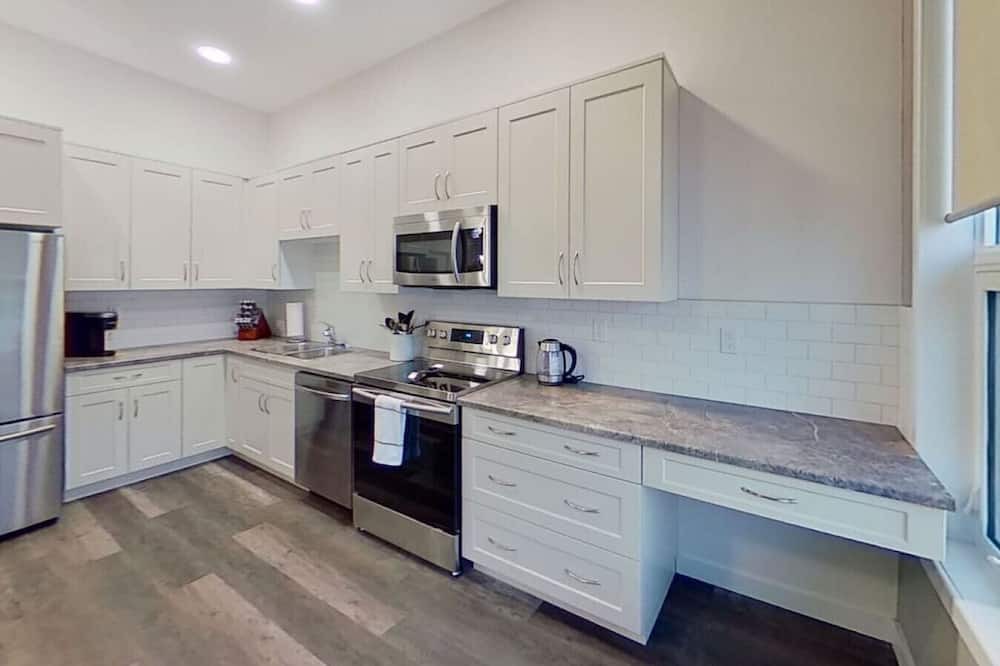 Hinton Apartment | Private 2 Bed Apartment at Creekstone