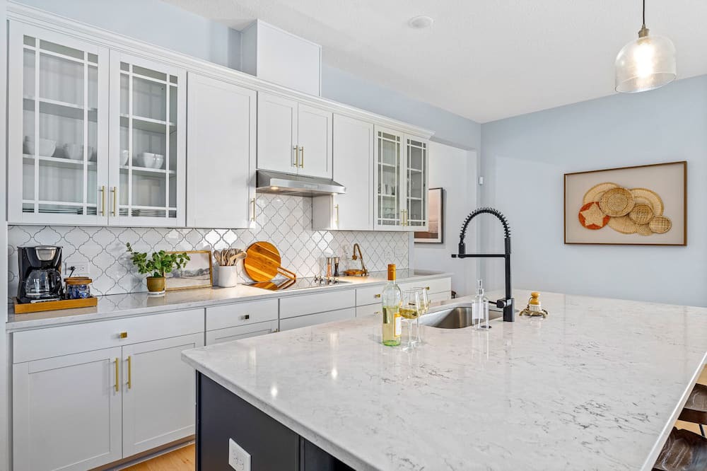 DeBary House | Modern 3BR Retreat - 30 Days, Pool & Chic Decor