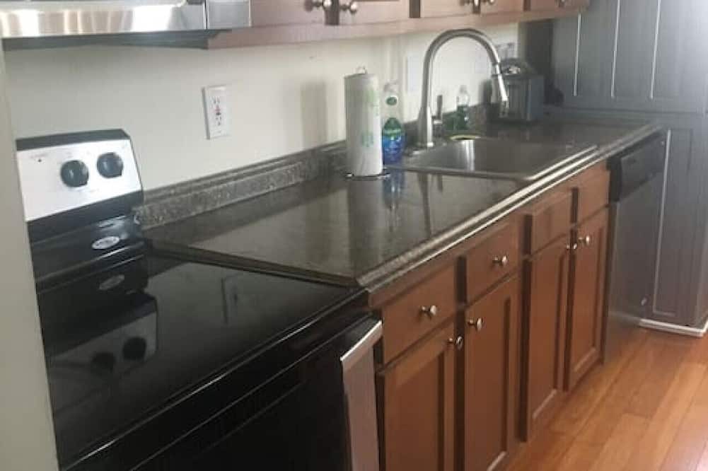 Niskayuna Apartment | Lovely 2 bedroom apartment with free parking