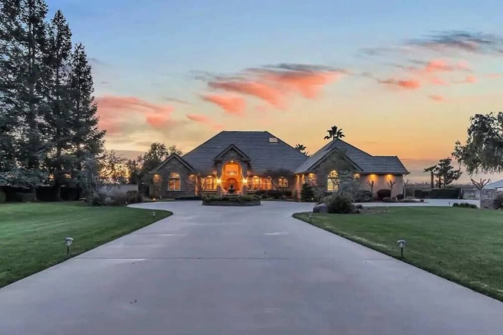 Peters Villa | Lavishness and privacy rolled into one.