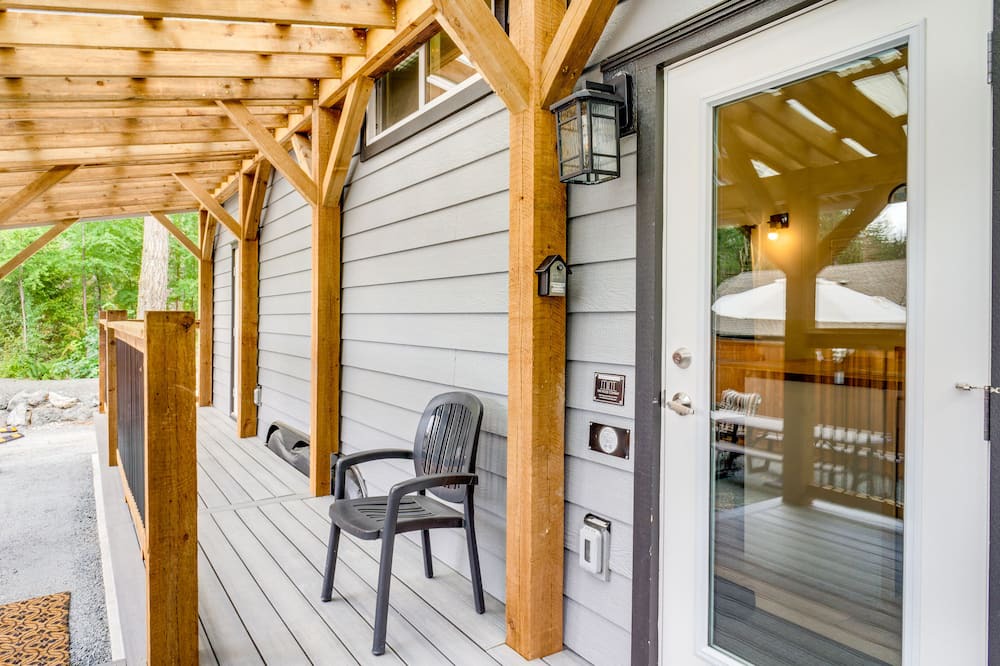 Port Alberni House | The Hummingbird House: One bedroom house that sleeps up to 4.