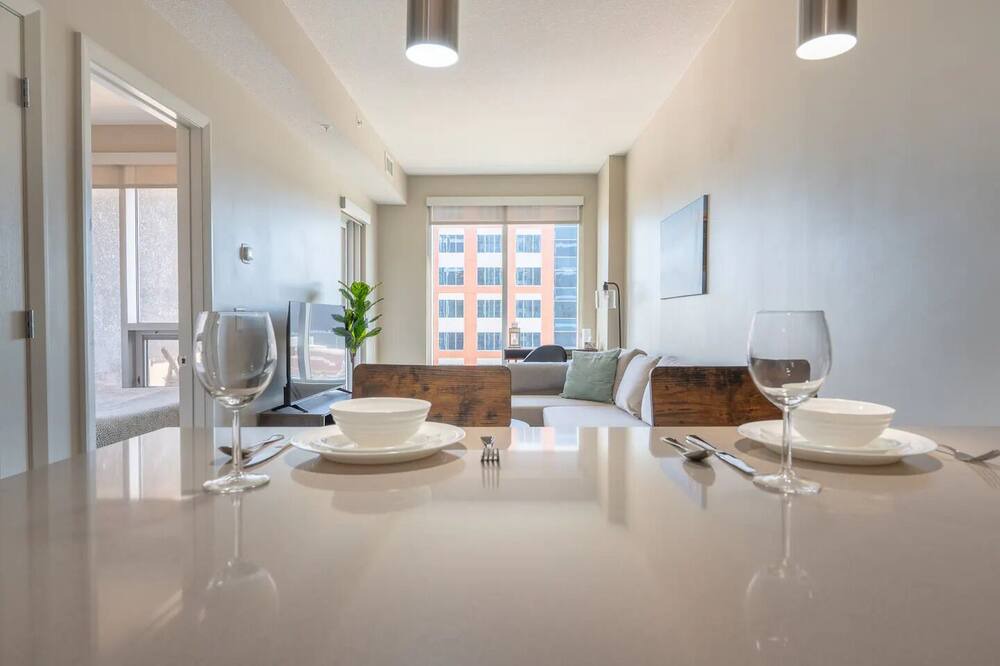 Victoria Park Condo | 5min->Saddledome:Free Parking:Balcony:Smart TV
