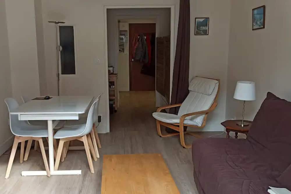Cauterets Apartment | Apartment 'Grand Studio Cauterets' with Mountain View and Balcony