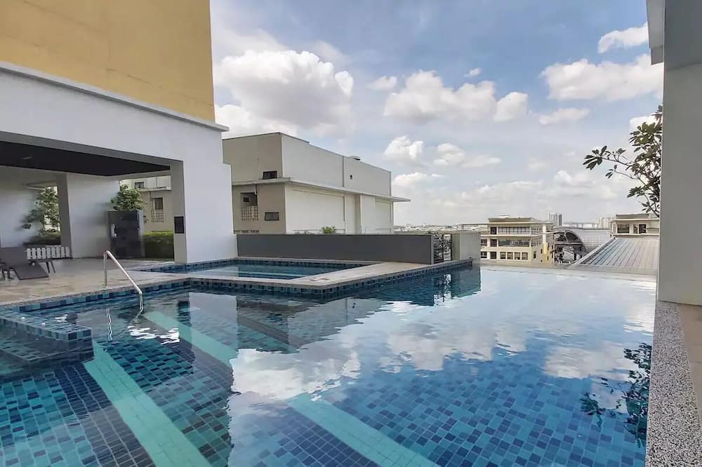 Puchong Apartment | Sunset view Apt perfect for Biz/Family @ SetiaWalkn