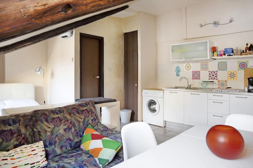 San Salvario Apartment | Holiday Apartment "Ellen's 2" with A/C & Wi-Fi