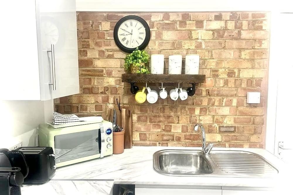 Luton Apartment | Nice and Cosy Large Studio Near Luton Airport