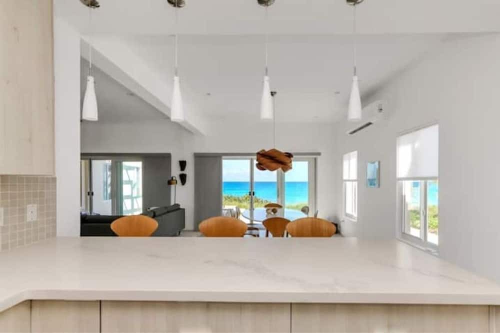 Farmer's Hill House | Infinity Pool Oceanside Home 'Saffron House'