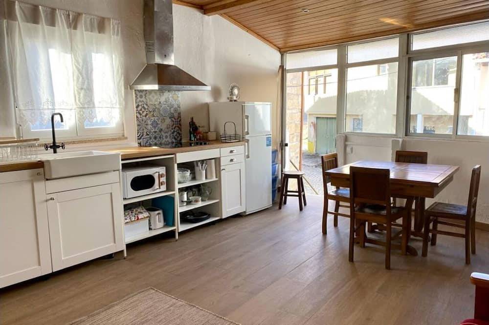 Chaves House | Cozy 3-BR Getaway, Lama de Arcos by LovelyStay