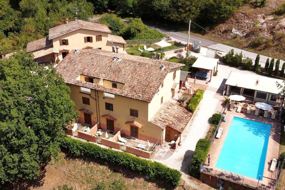 Castelraimondo Villa | Manor villa surrounded by greenery
