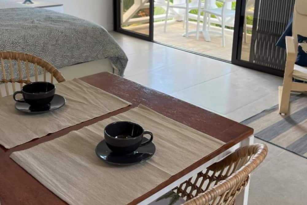 Zig Zag Ward Ski Chalet | Explore Sesel from Naturalis: newly built, best ocean views, pool, lush gardens.