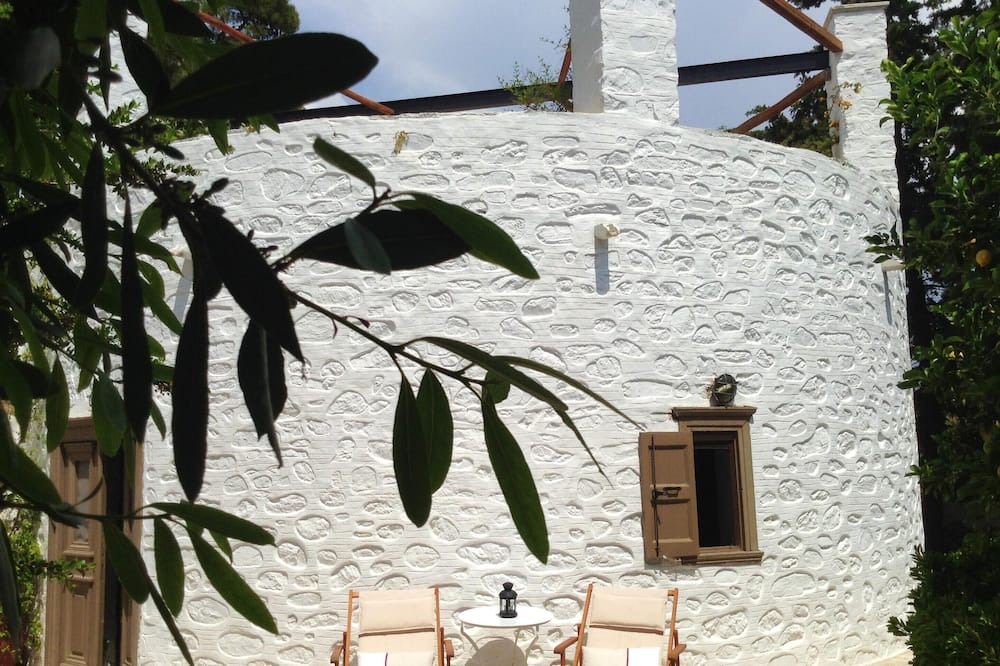 Syros House | Homerez - House 2 km away from the beach for 4 ppl. with sea view at Chrousa