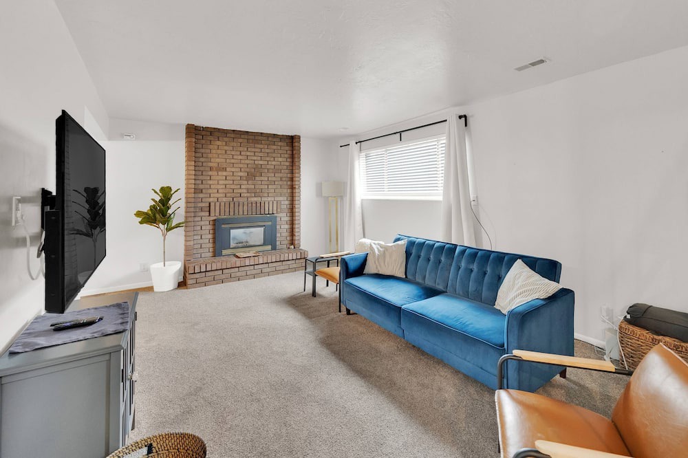 Canyon Rim House | New Listing! Updated, Convenient Urban Location Near Mountains, Covered Parking