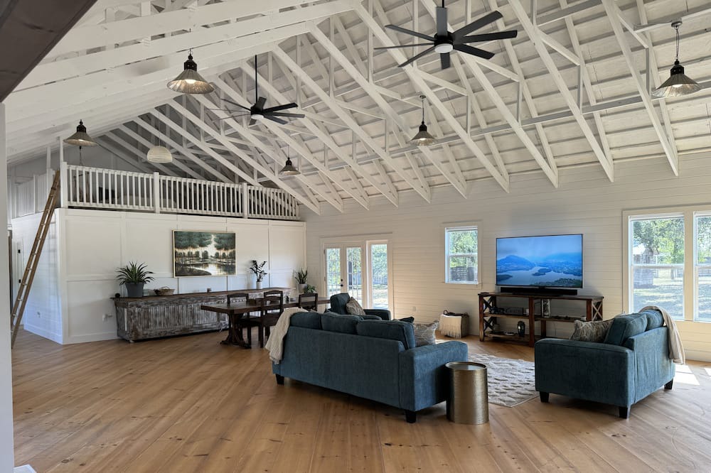Pauls Valley Other | Cozy farmhouse in the country! Beautiful all-new furnishings and gorgeous views!
