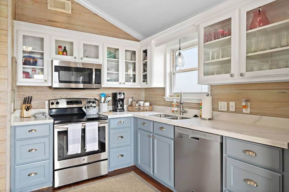 Freeport House | Secluded and roomy beachfront home with panoramic ocean views and huge deck