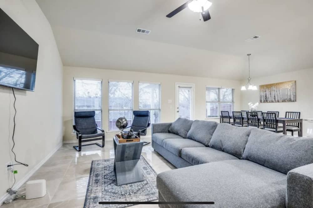 Grand Prairie House | Perfect for families Mins Away from AT&T Stadium, Globe life Field , and 6 Flags