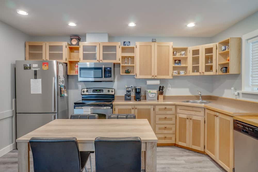 Port Alberni House | The Bear Guest House: Charming 1 bedroom house with private patio!