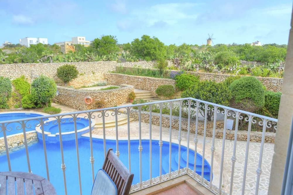 Qala Apartment | Apartment With Pool-hosted by Sweetstay