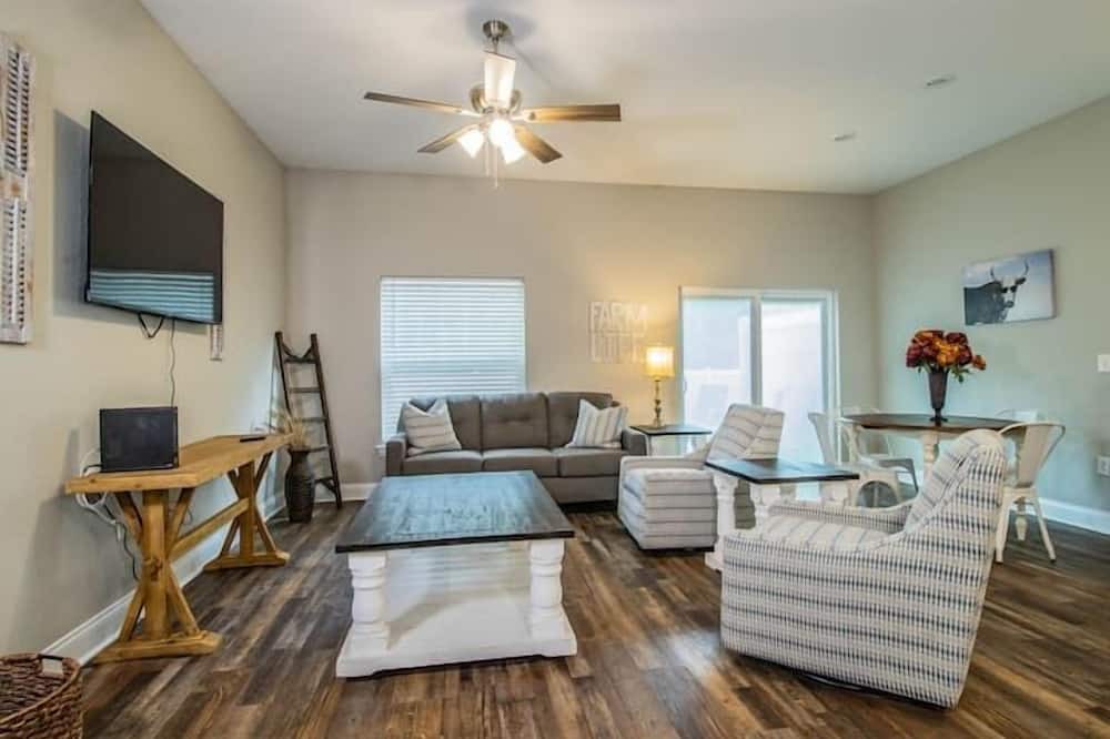 Bartow Apartment | 3 Bedroom 717811 by Houzlet