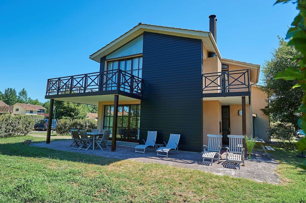 Salles Villa | Lush villa in a nature reserve with a castle