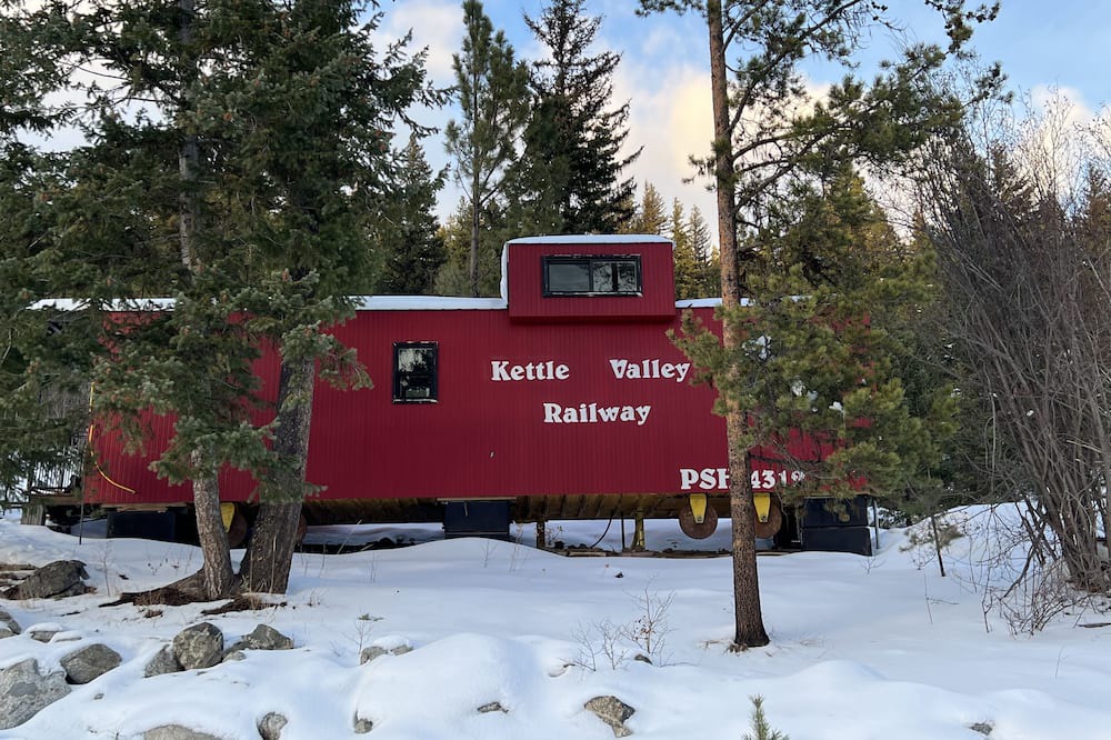 Okanagan-Similkameen Cabin | Osprey Lake Caboose beside the Kettle Valley Railway and 2 mins from Osprey Lake