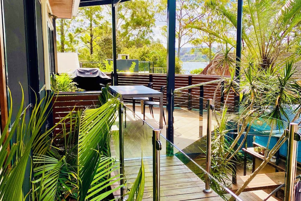 Green Point Apartment | The Palm Tree Loft, close to shops and lake, 10 min drive to local beaches