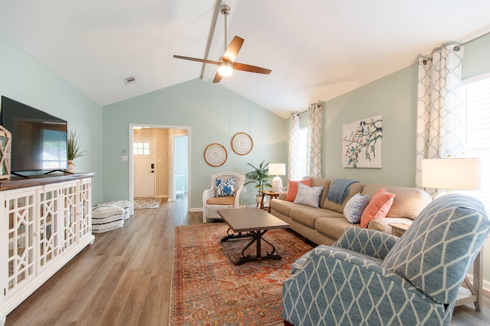 Valdosta House | Charming Bungalow- Sleeps 8, Close to Moody AFB/Freedom Park & Pet Friendly!