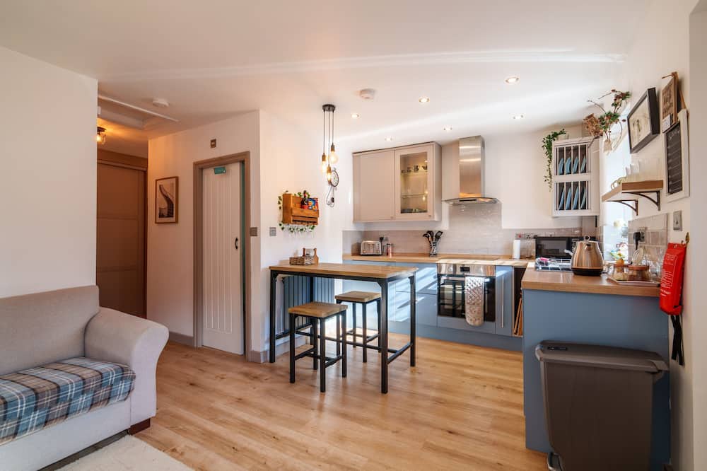 Windermere Cottage | Windermere Cottage - Close to shops, restaurants and transport links.
