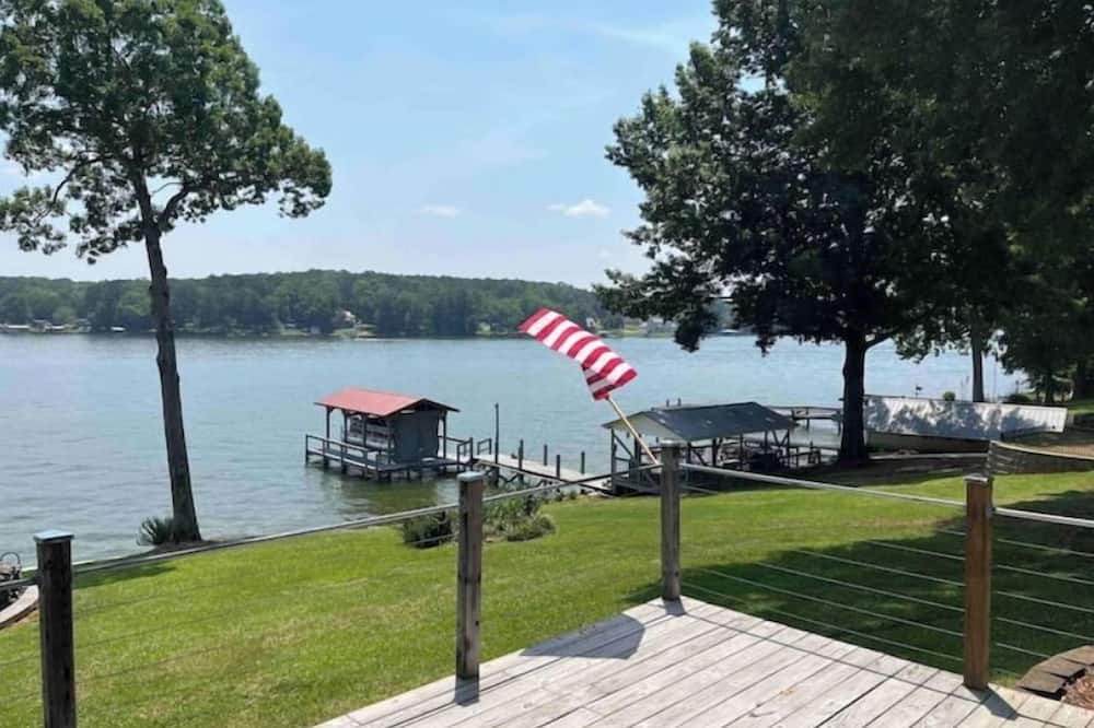 Cross Hill House | Unsalted Vacay! Lakefront w/dock