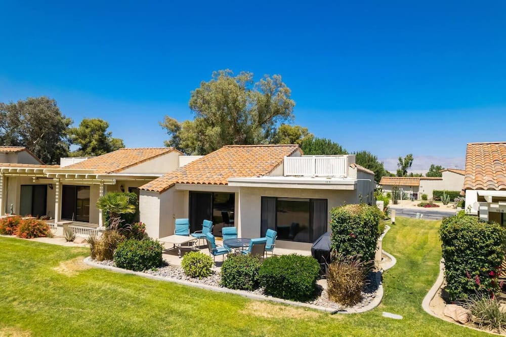 Palm Desert House | This house is a 2 bedroom(s), 2 bathrooms, located in Palm Desert, CA.