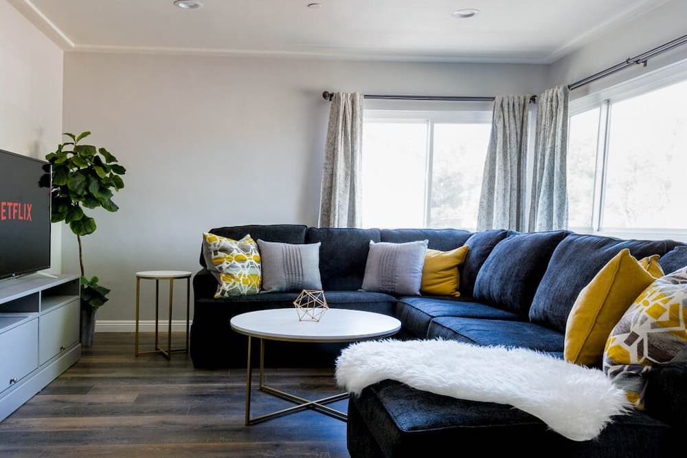 Alhambra House | Mid-Century 2BR + Parking + Near DTLA #TravelSGV