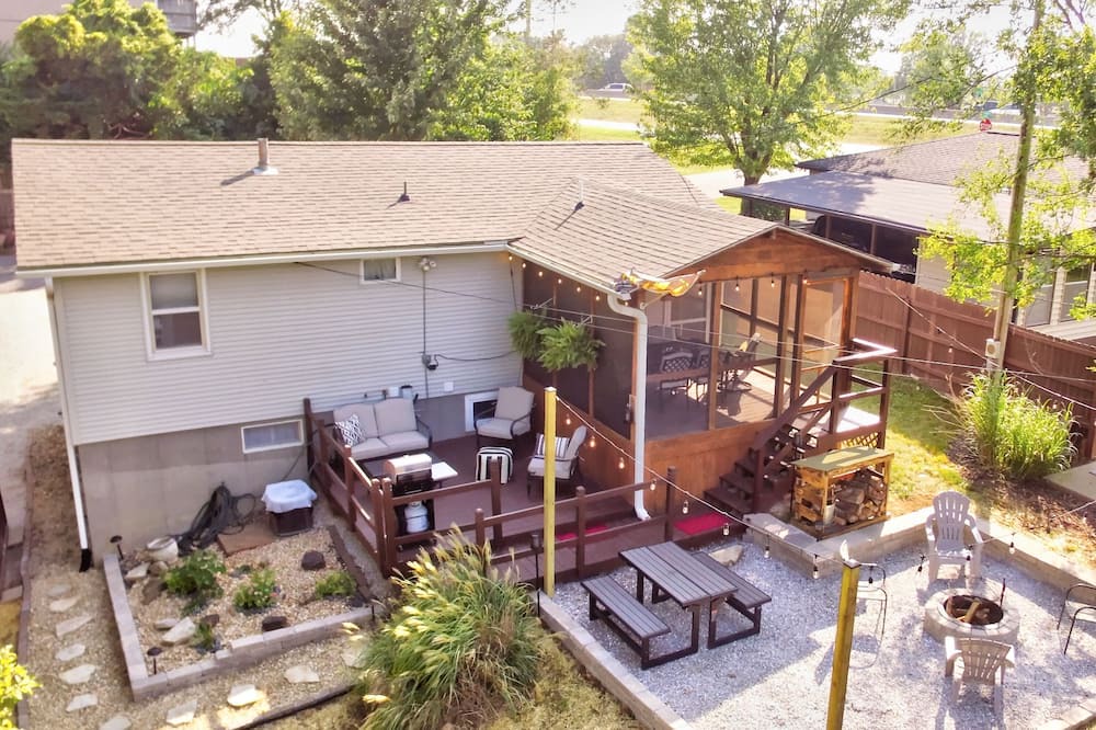 Columbia House | South central 4 bedroom house 3 minutes from Faurot Field! Its close and quiet.