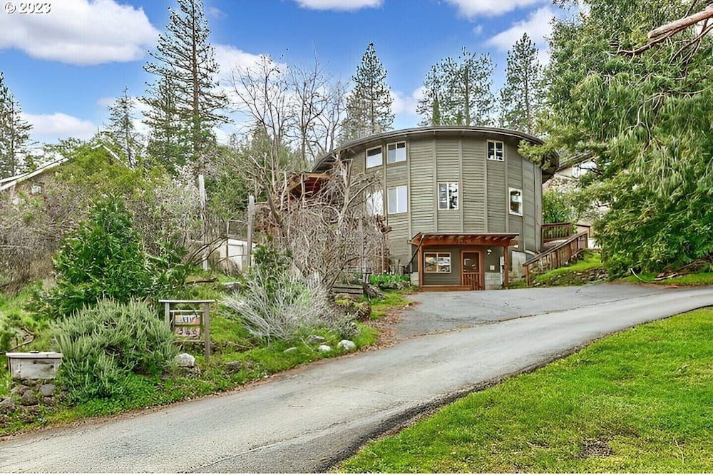 Ashland House | Monthly Single family house just blocks to Ashland's downtown