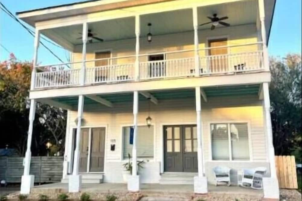 Breaux Bridge Apartment | Suite at the Opera House