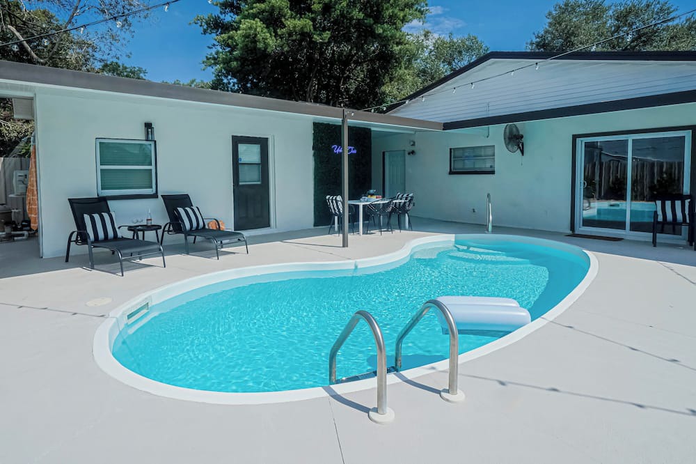 Old Seminole Heights House | 4-bedroom vacation home near Tampa Riverwalk - 6-minute drive
