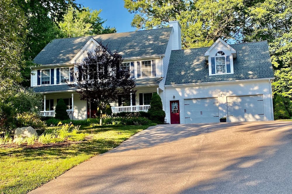 Preston House | Perfect home for adventure! 2mi to Foxwoods, 15 min to Mystic, tour CT WineTrail
