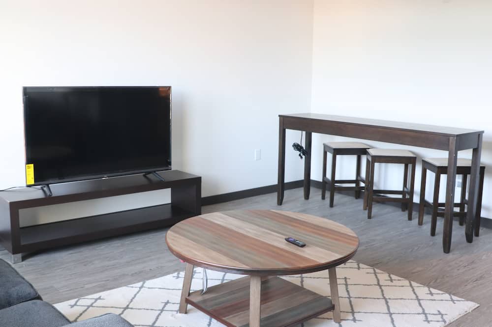 Greenwood Apartment | Lovely 1 Bedroom with parking!