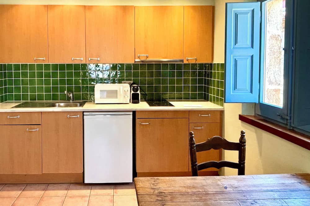 Ullastret Apartment | EL FORT DúLLASTRET. Apartment 4: Double room with balcony