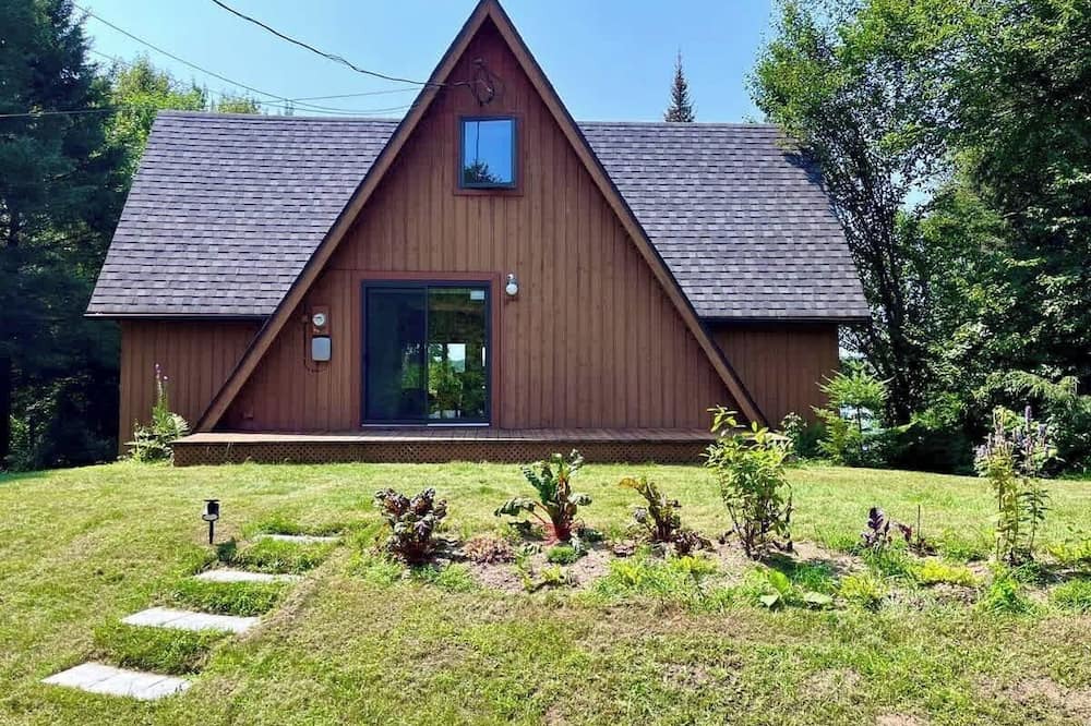 Saint-Aime-du-Lac-des-Iles Ski Chalet | Comfort & Lake Access | Au Pic du Lac