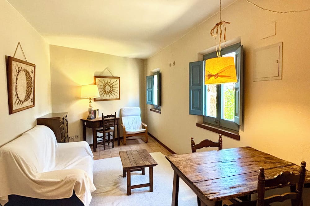 Ullastret Apartment | EL FORT DúLLASTRET, Apartment 2: Standard double room with kitchenette