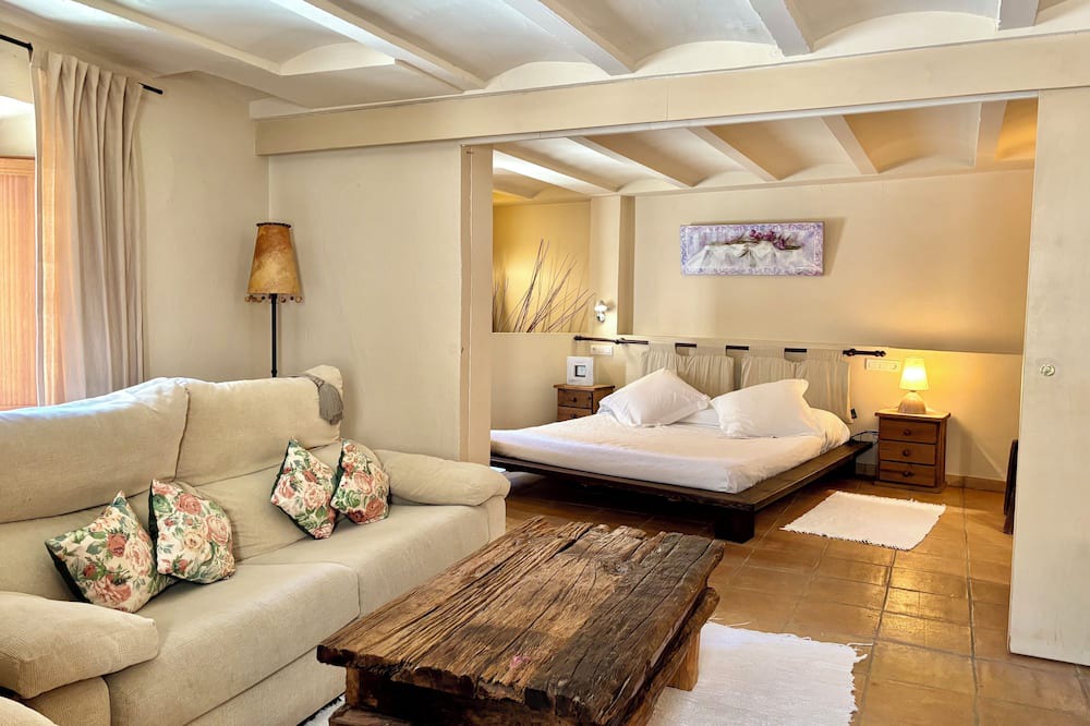 Ullastret Apartment | EL FORT DúLLASTRET, Apartment 1: Studio with King Size Bed
