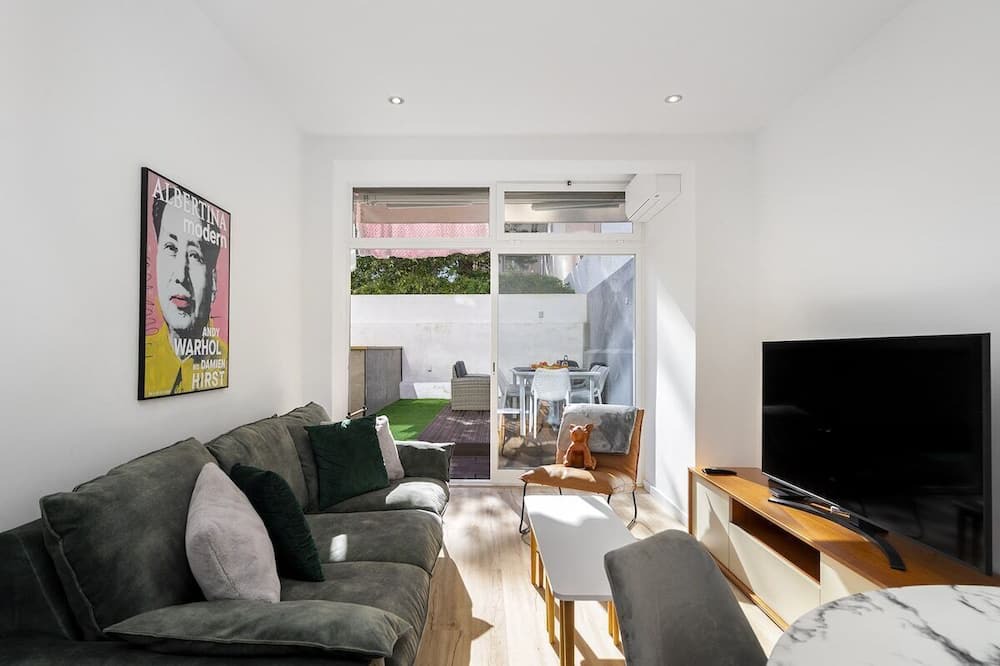 Alges Apartment | Suburban Serenity: Family Home with Pool