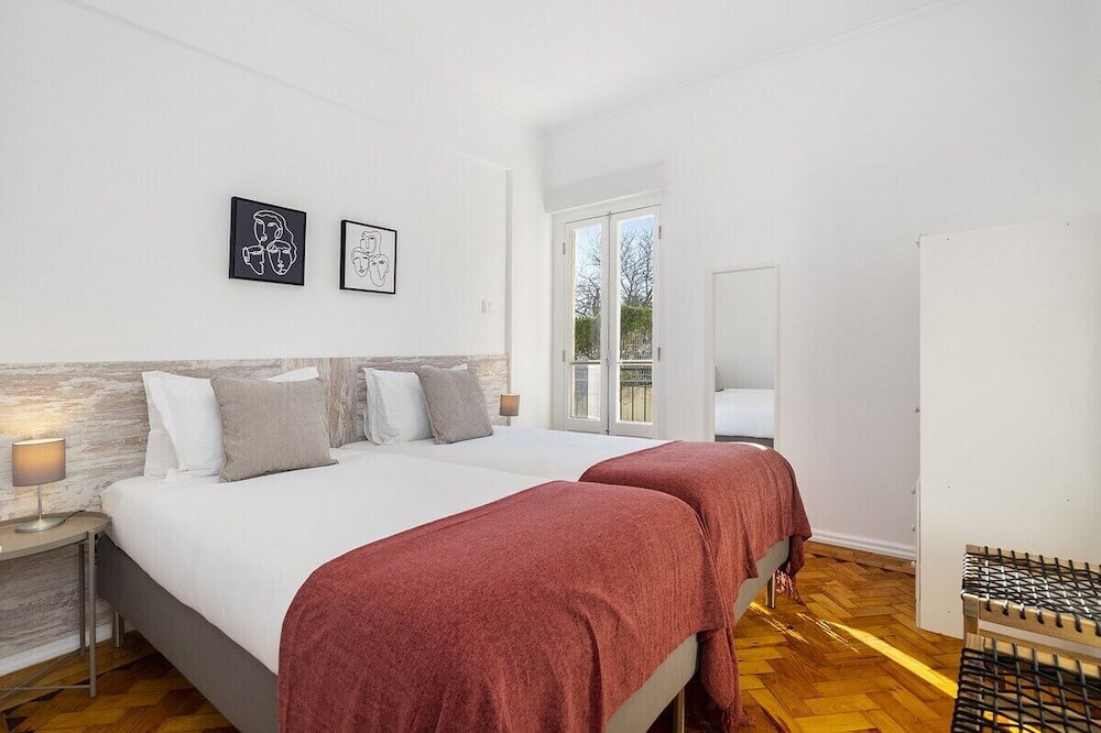 Alges Apartment | Charming 2-Bedroom Flat Near Lisbon & Belém