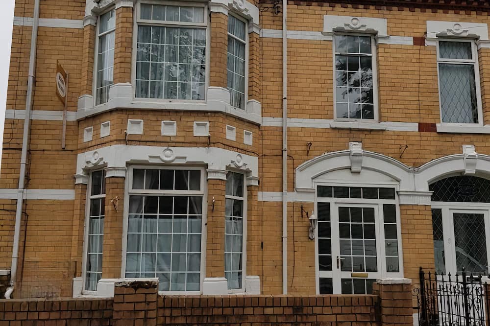 Hull House | Hull Contractor Lodge-Sleeps 10, Free Parking, Near Stadium