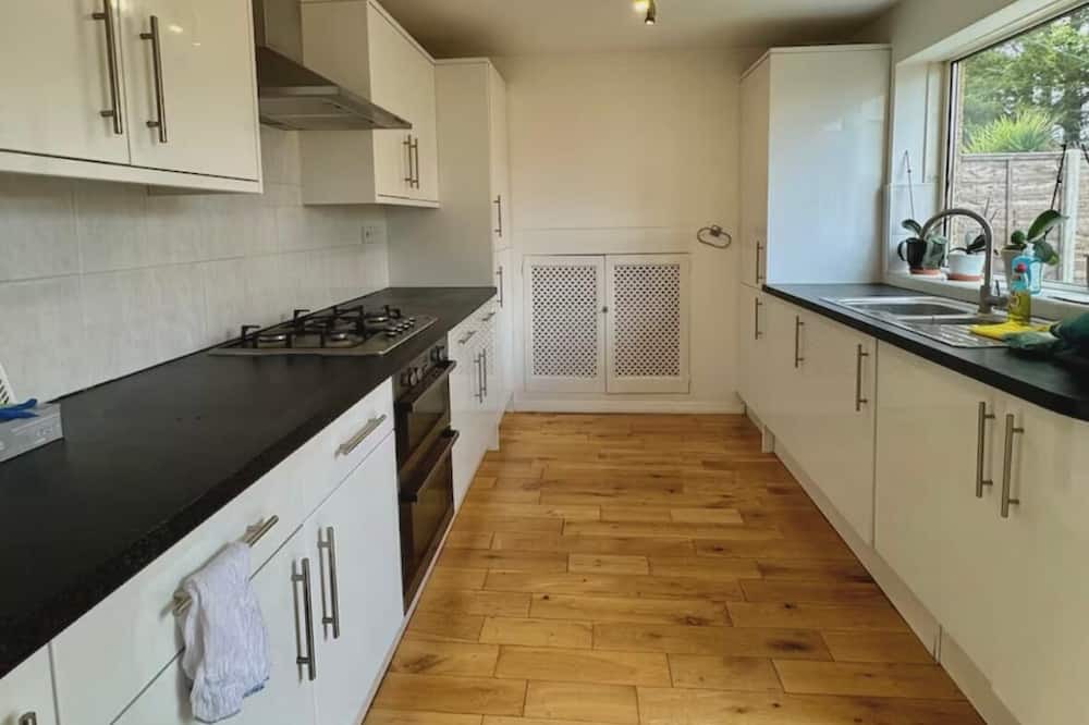 Uxbridge House | Bright 3 Bed Home in Green + Tranquil Gerrards Cross!