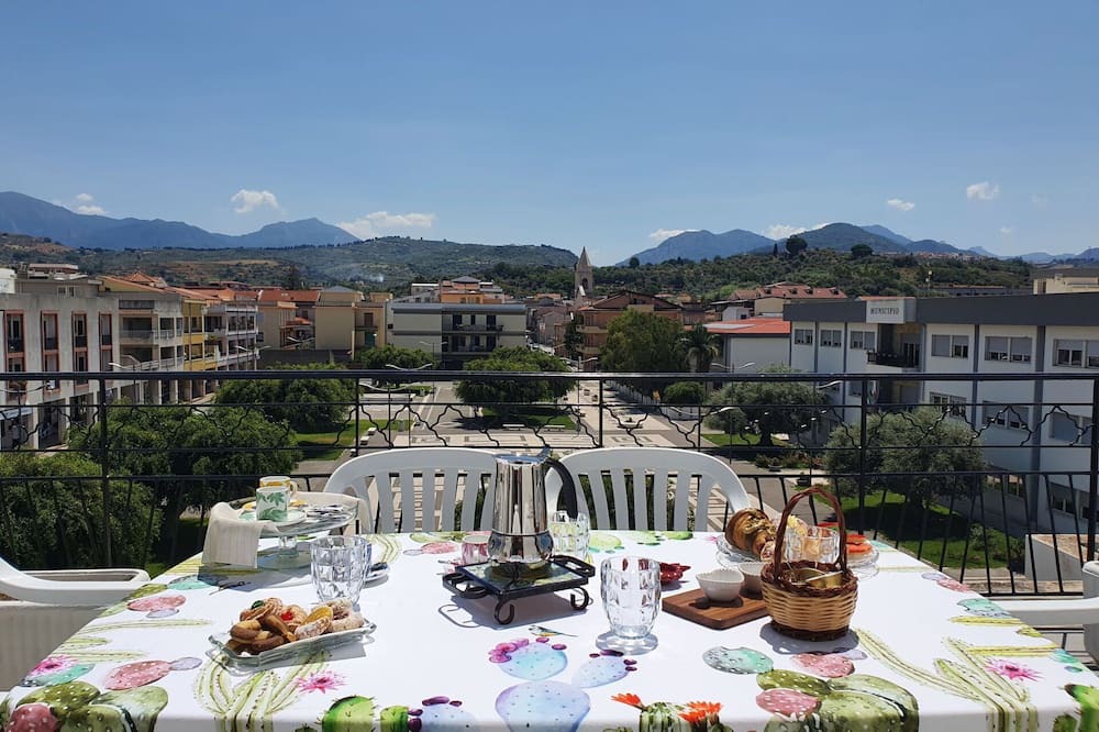 Castroreale Terme Apartment | Cosy apartment for 8 people with A/C, WIFI, TV and terrace