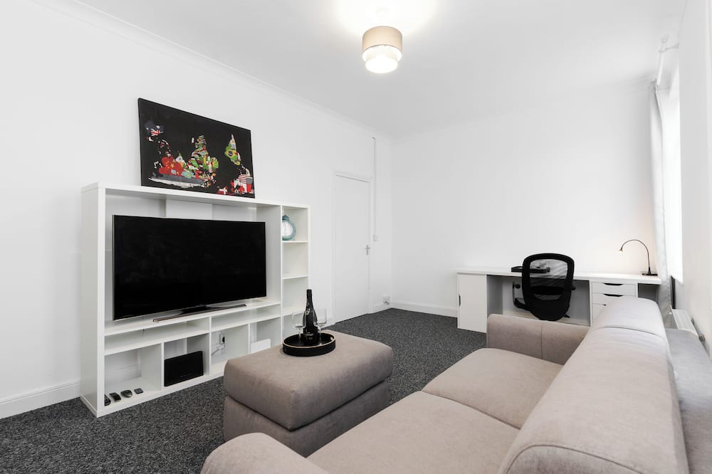 Whitchurch Apartment | King Size Bed + Sofa Bed in Cardiff