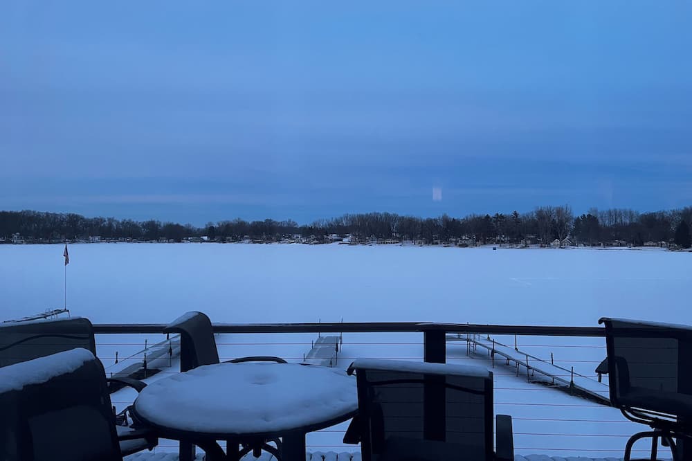 Coldwater House | Charming 2-bedroom house on Lake Lavine