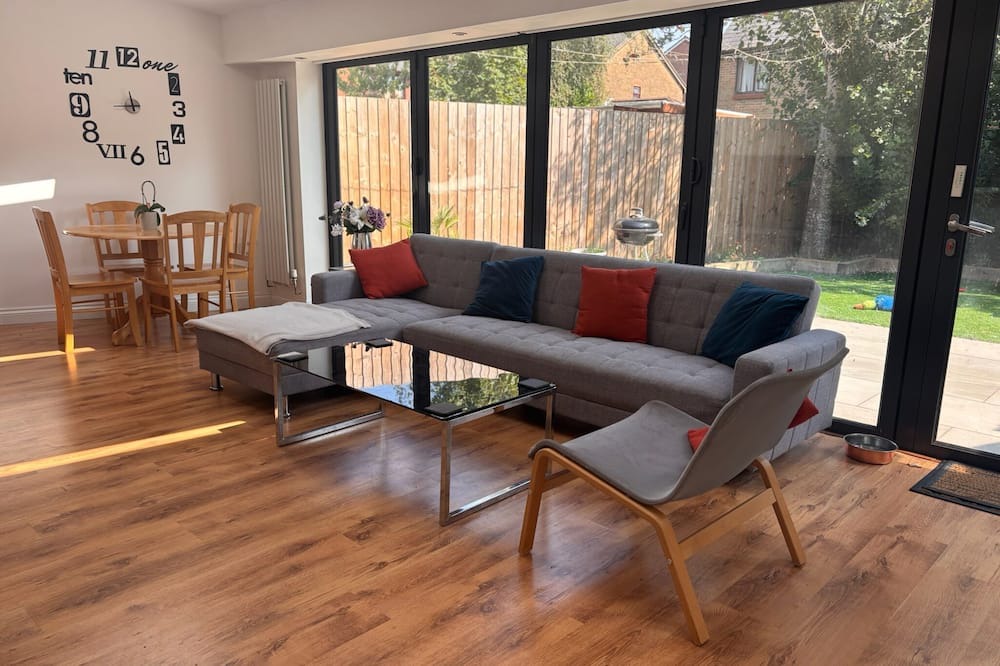 Atlantic Wharf House | Cardiff Central 3-bed Home | Parking | Garden Pool Table
